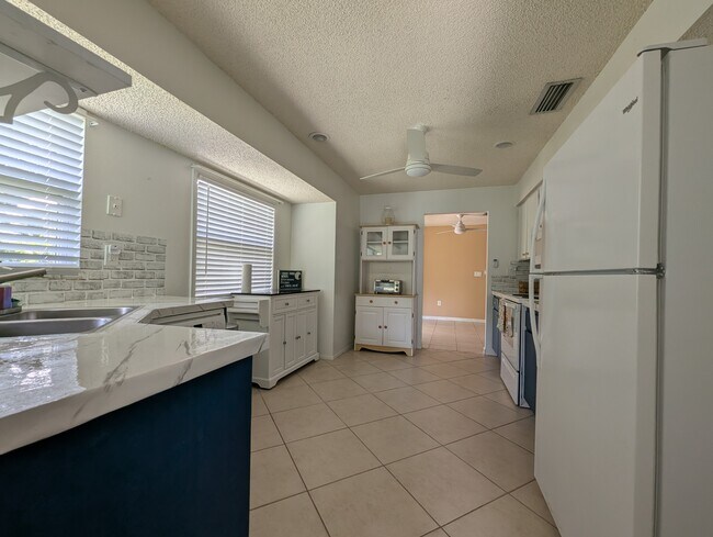 Building Photo - 4418 Parrot Ave