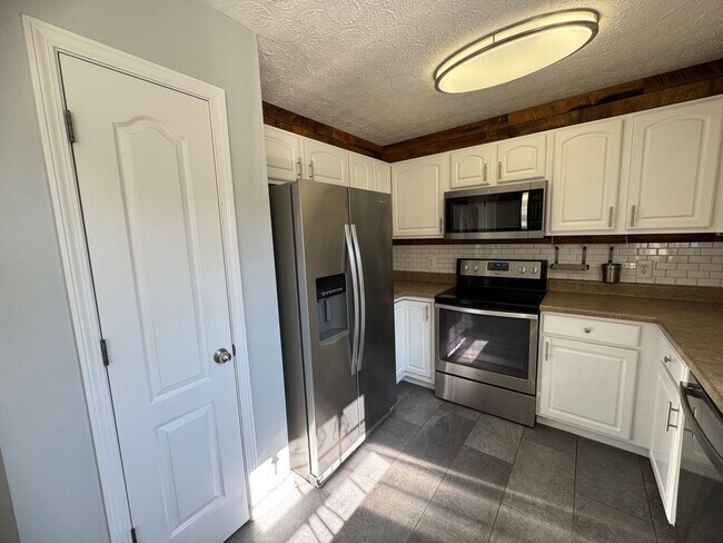 Building Photo - Single Family Home in Clarksville!