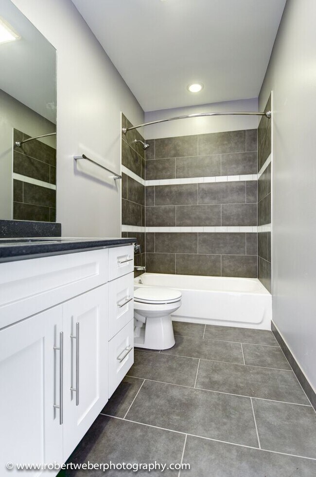 Building Photo - 357 W Chicago Ave