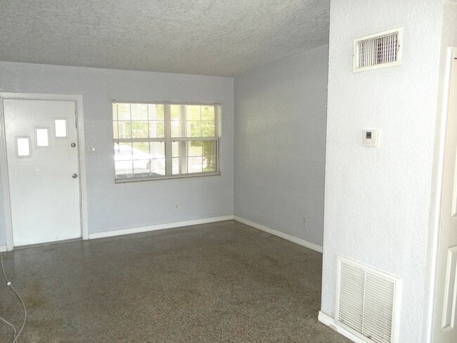 Building Photo - 2 bed, 1.5  bath in a quiet neighborhood