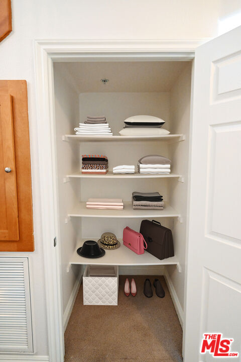 Building Photo - 5831 Seawalk Dr