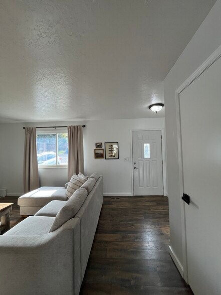 Building Photo - 2122 Colonial Ln