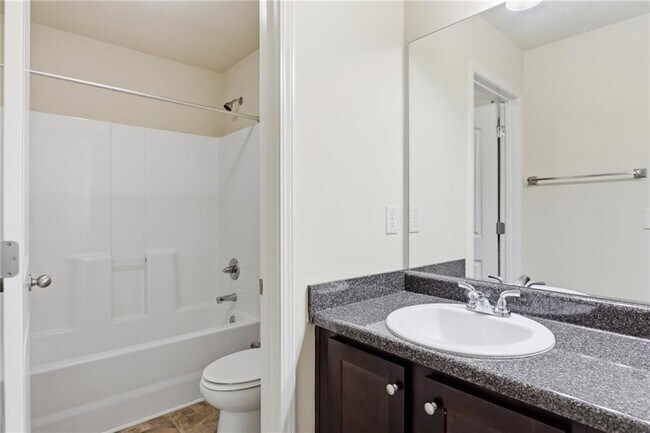 Building Photo - 906 Donington Cir SE