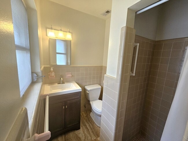 Building Photo - Annual Unfurnished 2 Bedroom, 2 Bath Duple...