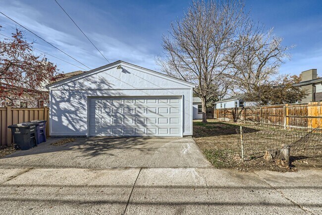 Building Photo - **Bright and Spacious 2-Bedroom Home in the Heart of Denver!!**