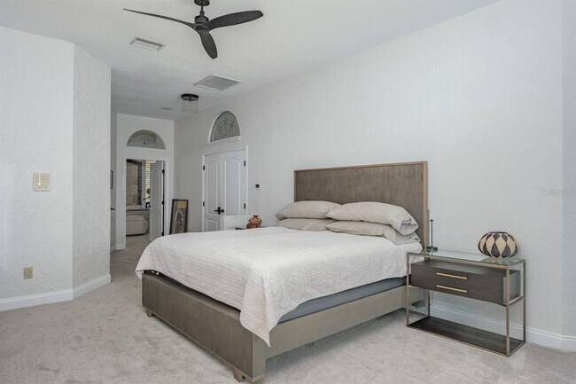 Building Photo - 5949 Seabird Dr S