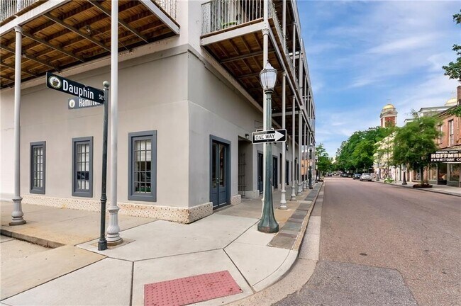 Building Photo - DOWNTOWN LIVING AT ITS FINEST!