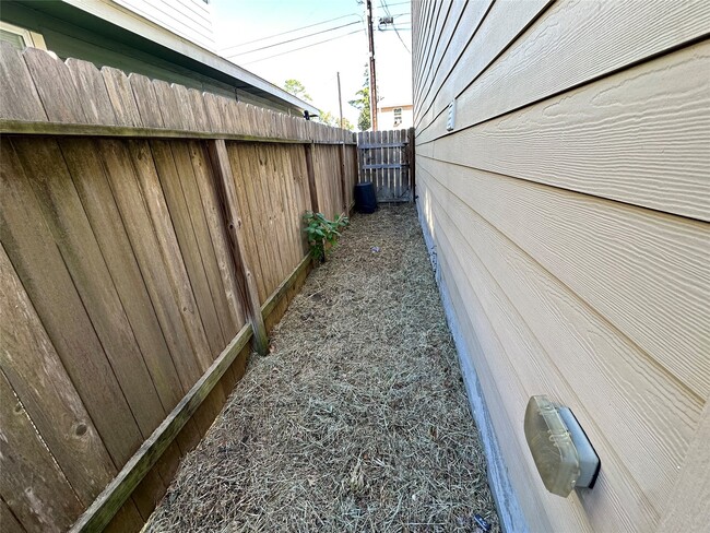 Building Photo - 16697 E Hammon