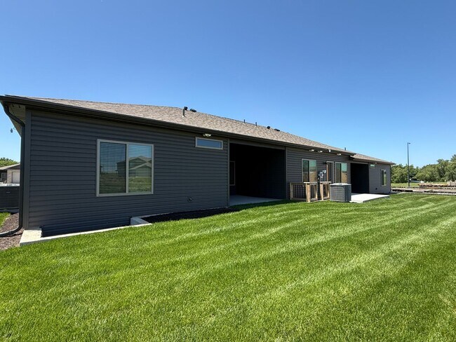 Building Photo - Brand new construction 3 bed/3 bath ranch townhome in North Lincoln