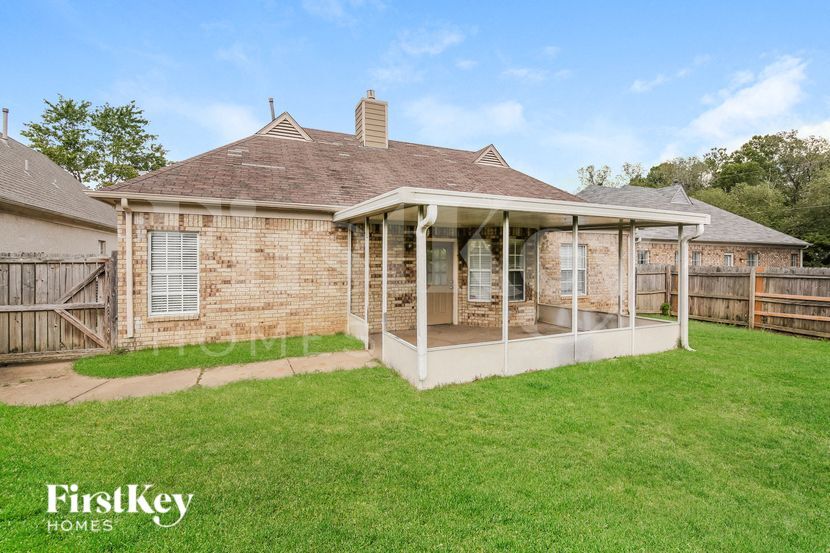 Building Photo - 8595 Shady Elm Dr