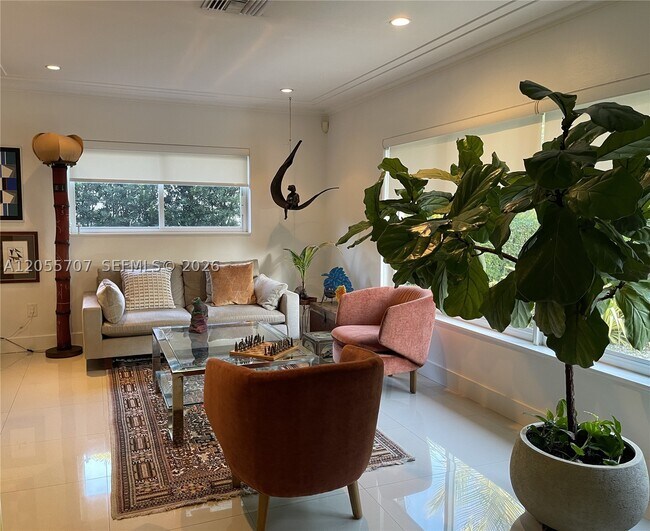 Building Photo - 625 Bird