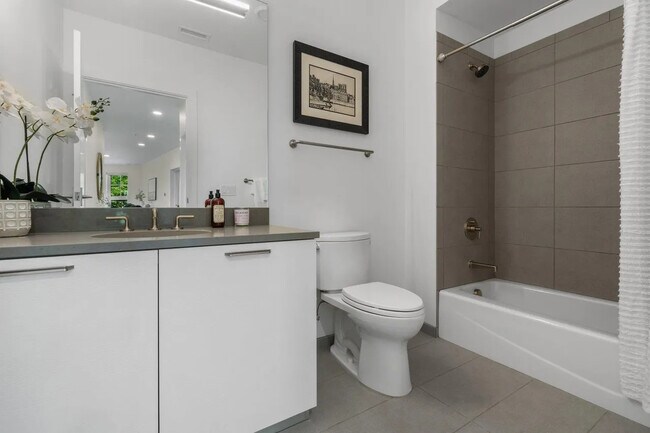 Building Photo - 218 W Kingsley St