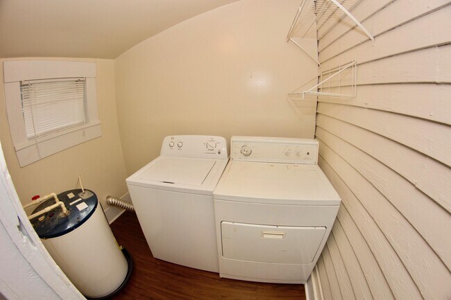 Building Photo - 160 Lyndon Ave