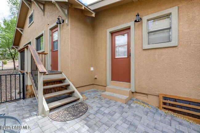 Building Photo - 502 Western Ave