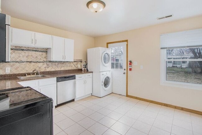 Building Photo - Contemporary 3-bed, 1-bath 925sq ft ranch with attached garage and yard!