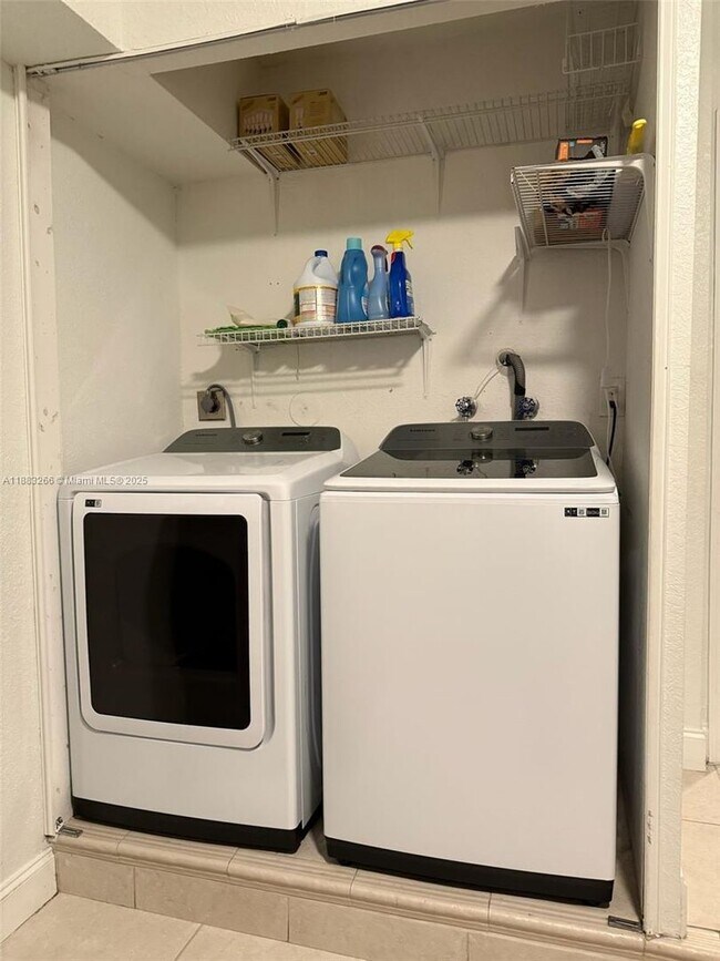 Building Photo - 7065 SW 164th Ct