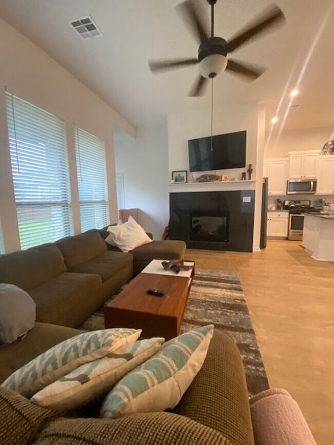 Building Photo - Gorgeous 3 Bed 2 Bath Home in La Cima with Fenced Yard!