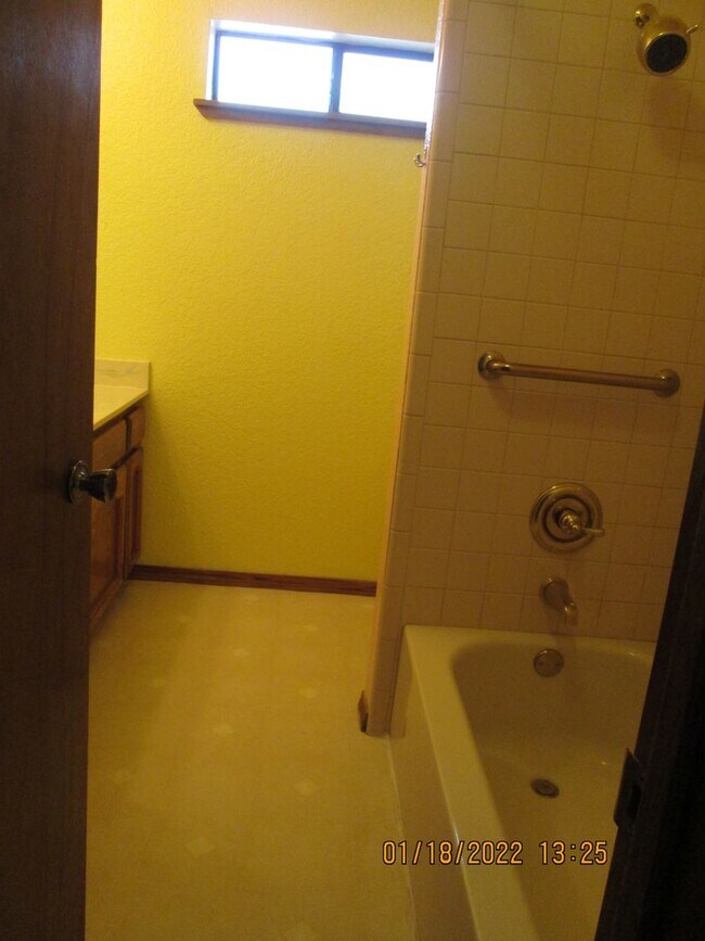 Building Photo - 527 N Washington St