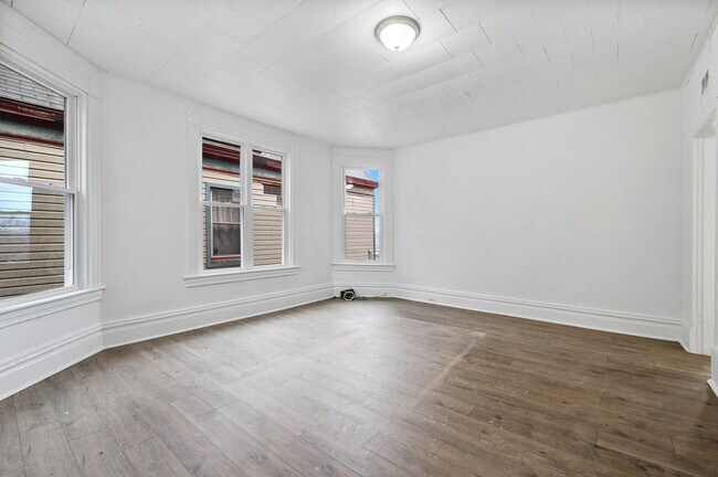 Building Photo - Spacious 3 Bed, 1 Bath Apartment in Garfie...