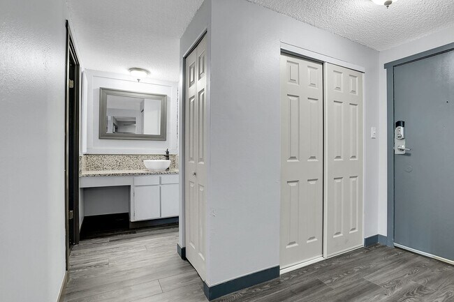 Building Photo - 1 Bedroom, 1 bath, 3rd floor Apartment