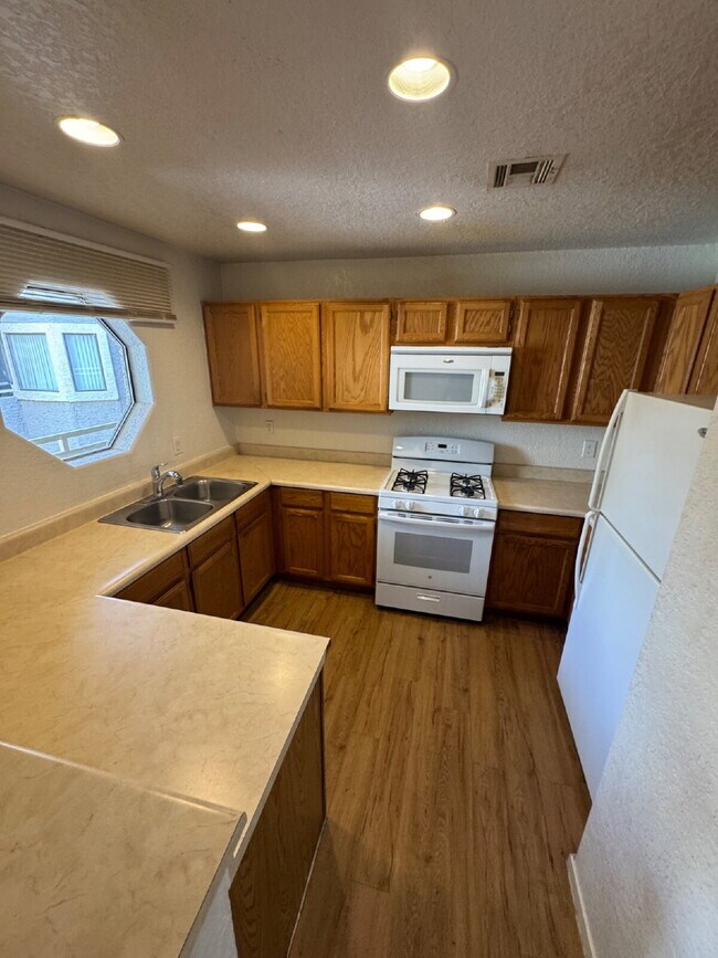 Building Photo - "Chic & Cozy 2-Bedroom Condo Oasis in Vibrant Las Vegas – 949 Sq. Ft. of Modern Comfort!"
