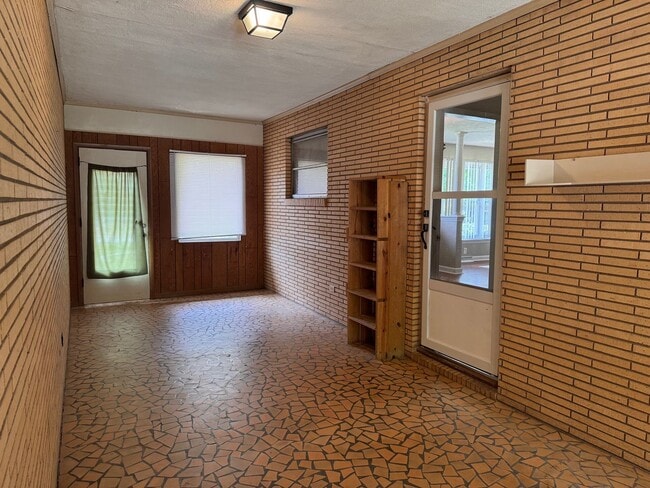 Building Photo - 2 BED, 2 BATH BRICK HOME LOCATED IN ASHEBORO!