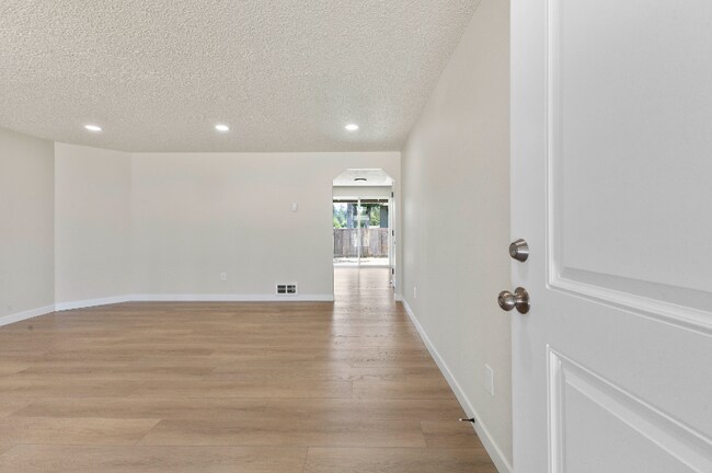 Building Photo - 16909 7th Ave E