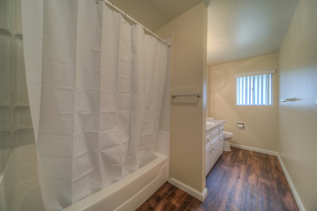 Building Photo - 41084 Beachwood Ave