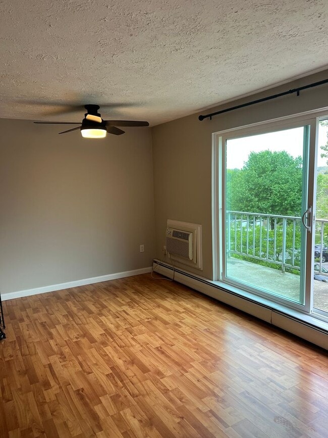 Building Photo - 2 Bedroom Condo in Chagrin Falls