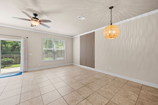 Building Photo - 4 Bed Navarre Townhome in Pool Community