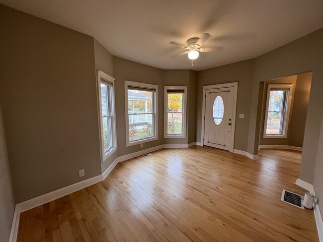 Building Photo - Welcoming Victorian with Modern Comforts *...