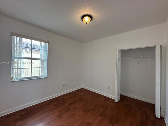 Building Photo - 3370 NE 14th Dr