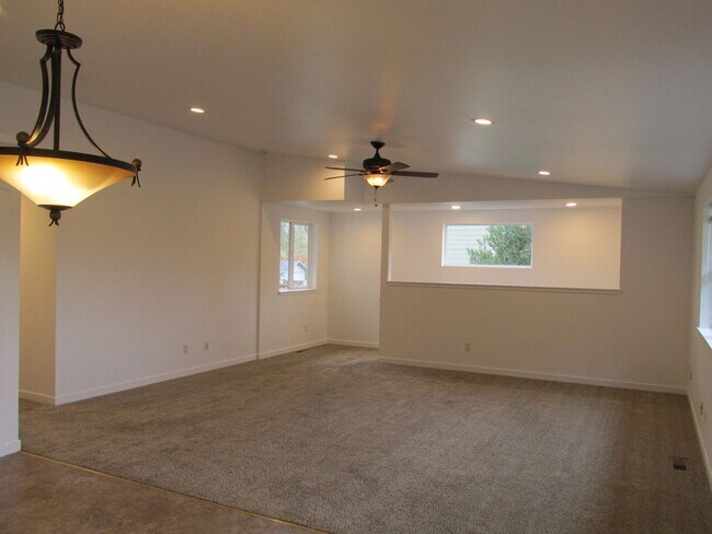 Building Photo - 3 Bedroom House in Burlington