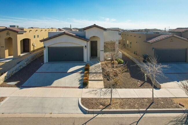 Building Photo - Beautiful Modern & Contemporary House