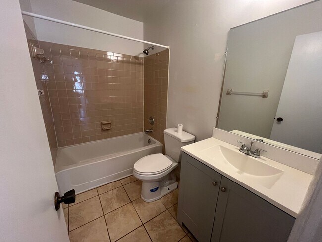 Building Photo - Available Now 2/2 in Port Charlotte