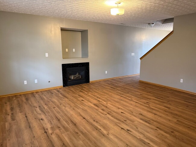 Building Photo - Charming 3 bedroom, 2.5 bath home located in Lehner Woods