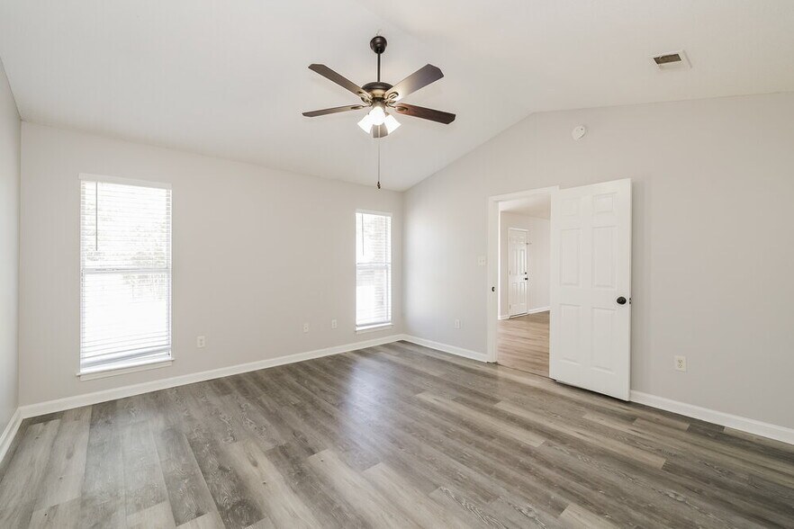 Building Photo - 7832 Sarah Ann Dr S