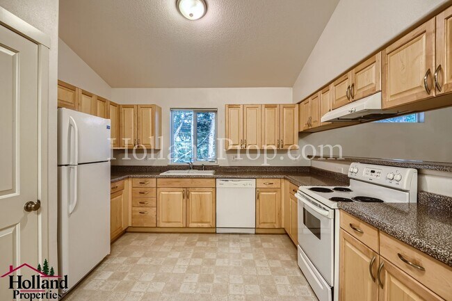 Building Photo - Spacious 2 Bedroom, 2 Bathroom Apartment with Dual Decks in Northeast Portland! NEW PRICE $1,750 !!