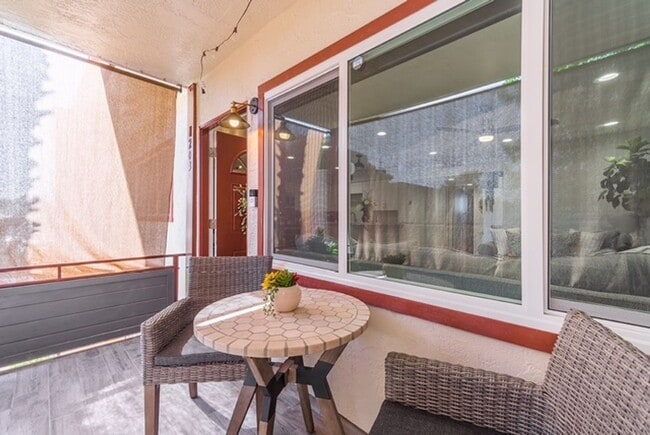 Building Photo - Move-In Ready, Fully Furnished Condo – Prime Strip Location