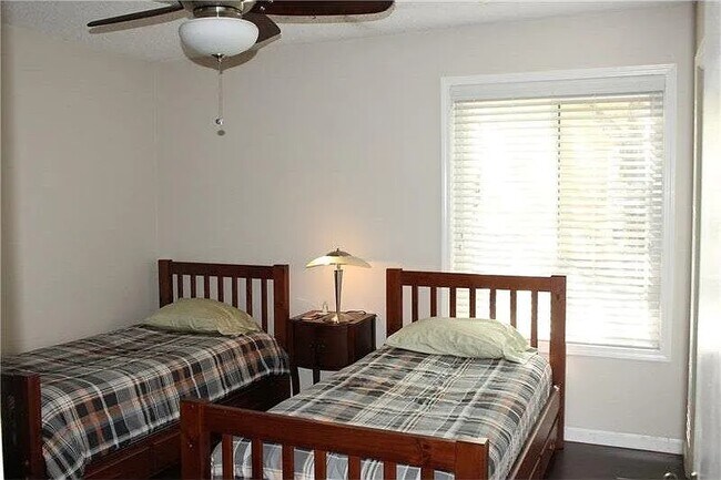 Building Photo - 1600 Old Hunters Trce