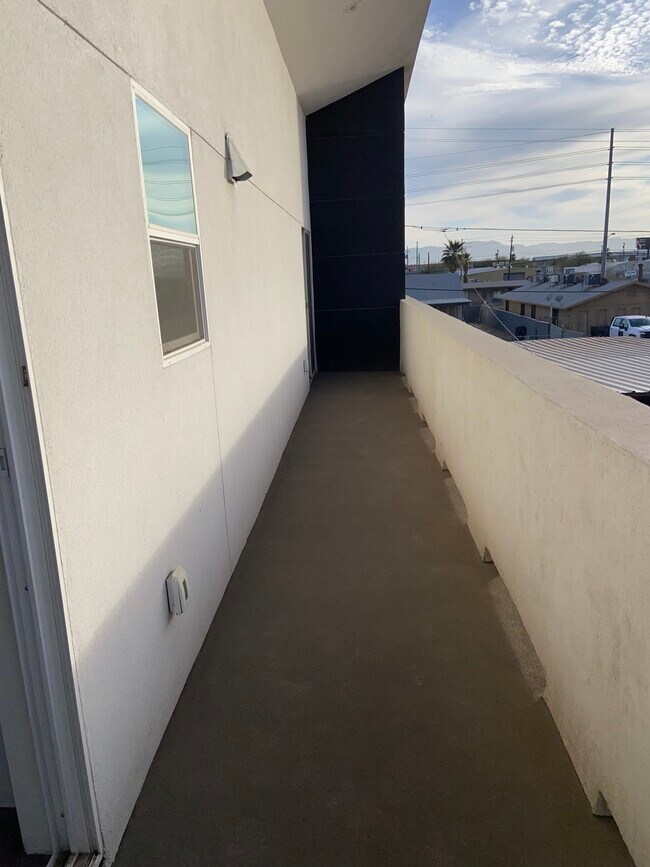 Building Photo - 1933 E Monroe St