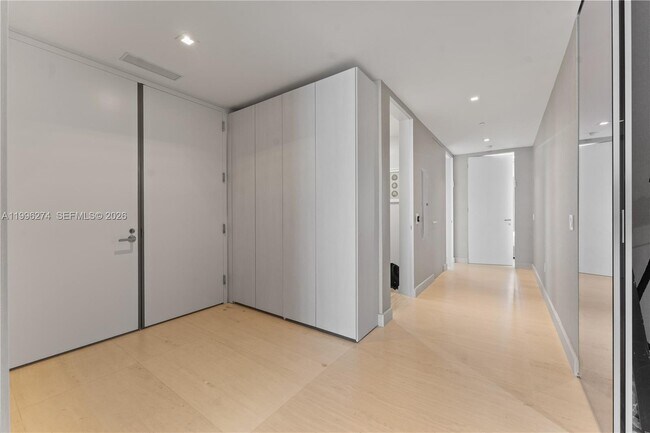 Building Photo - 18975 Collins Ave