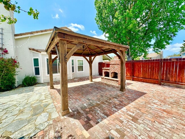 Building Photo - Wonderful Single-Story Home on Spacious Corner Lot with Privately Fenced Yard Space & Attached-Tw...