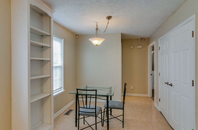 Building Photo - 1046 Bush Ave