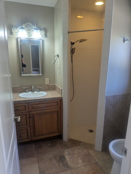 Bathroom-no tub - 5648 Calzada Del Bosque