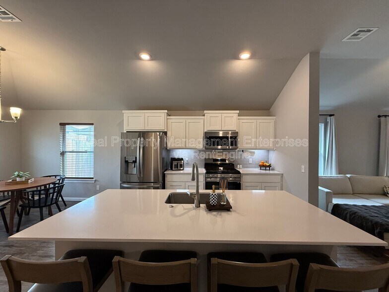 Building Photo - 4612 Prominence Dr