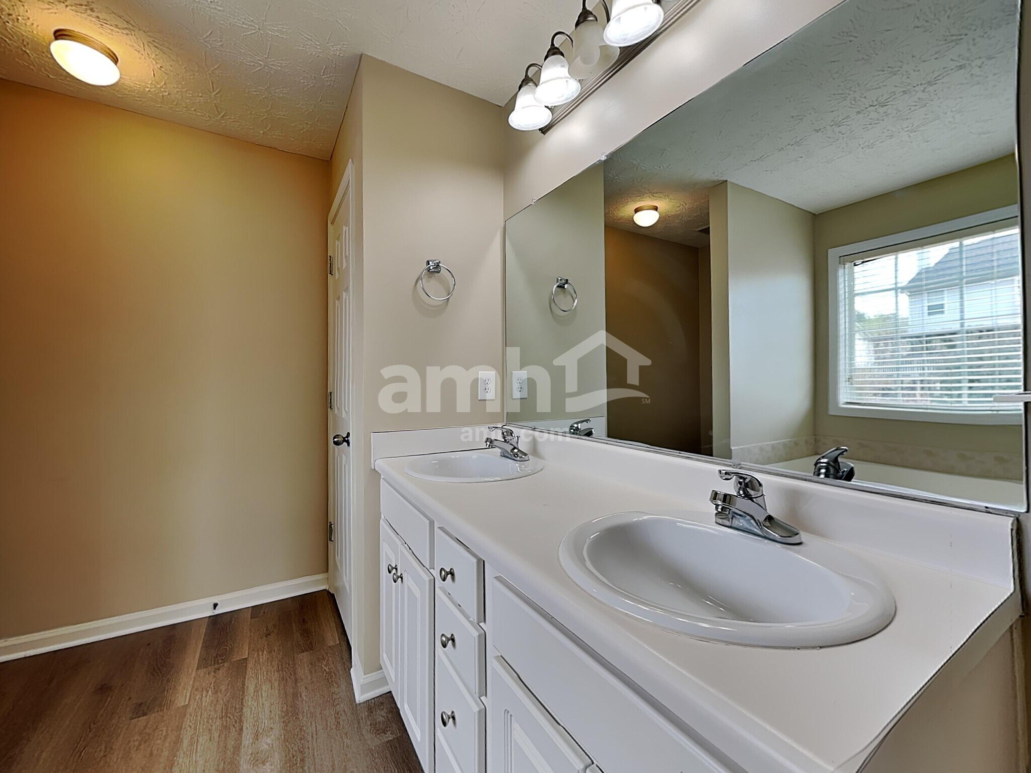 Building Photo - 1302 River Club Dr NE