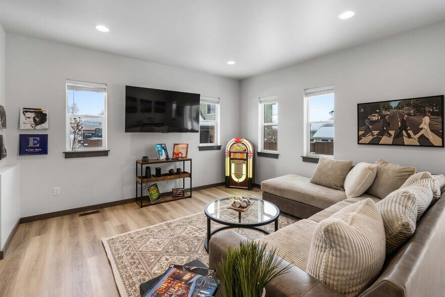 Building Photo - 2942 W Babcock St