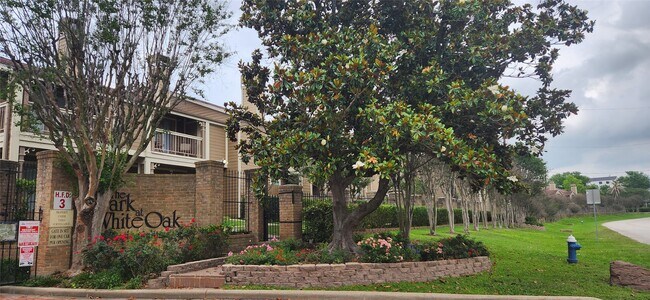 Building Photo - 1860 White Oak Dr