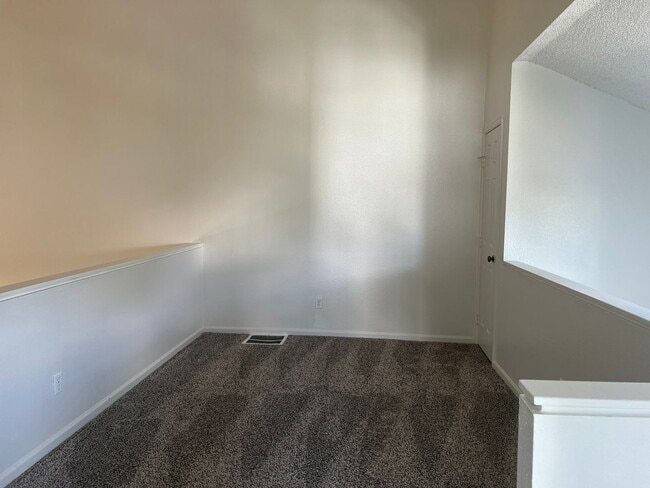 Building Photo - Spacious 3 Bed, 2 Full Bath Townhome near the Highline Canel!